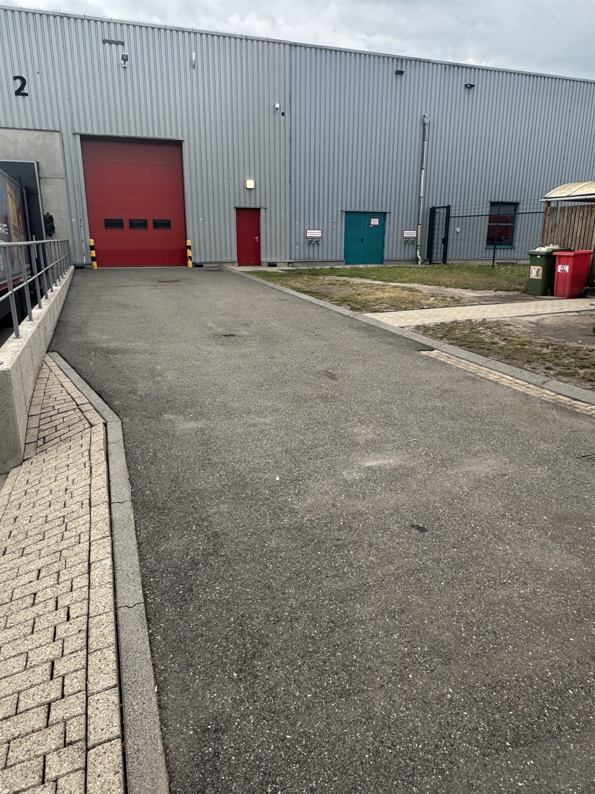Schoongemaakt bedrijfsterrein bij een bedrijfshal door PureTerra