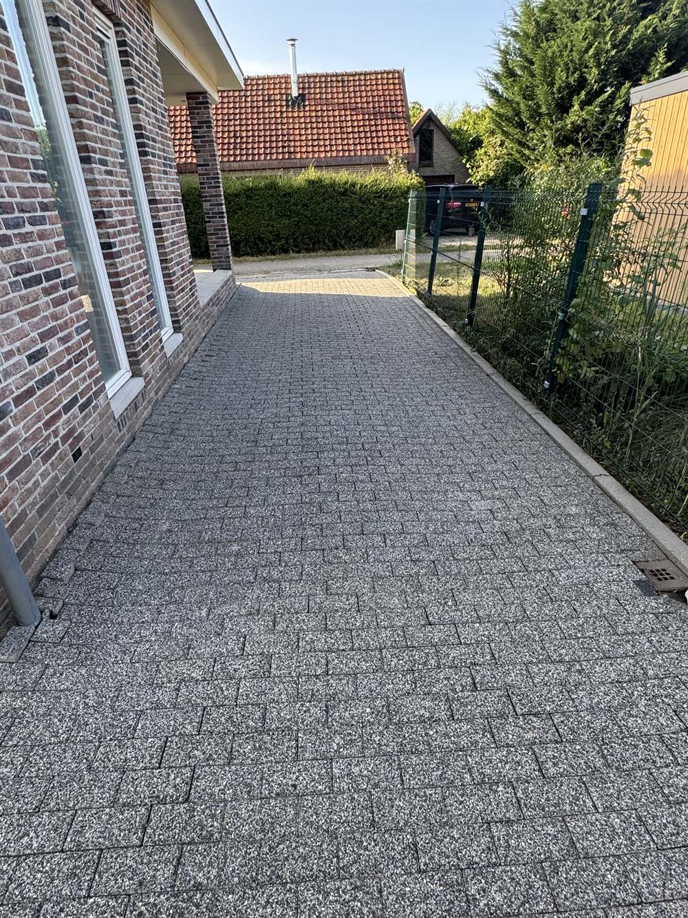 Oprit na reiniging door PureTerra — klinkers weer strak en onkruidvrij