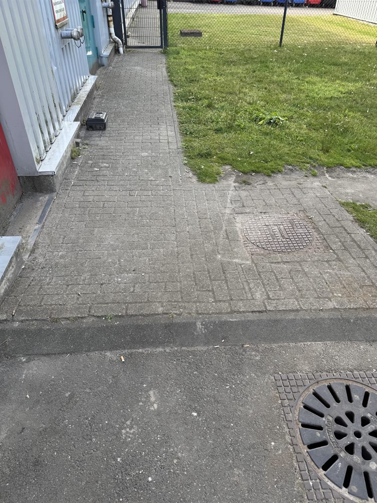 Bestrating vóór reiniging — mos en aanslag